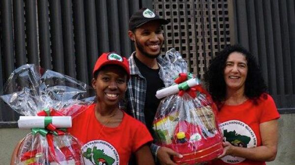 MST entrega cesta de produtos da reforma agrária para apresentadores do Jornal Nacional - Sputnik Brasil