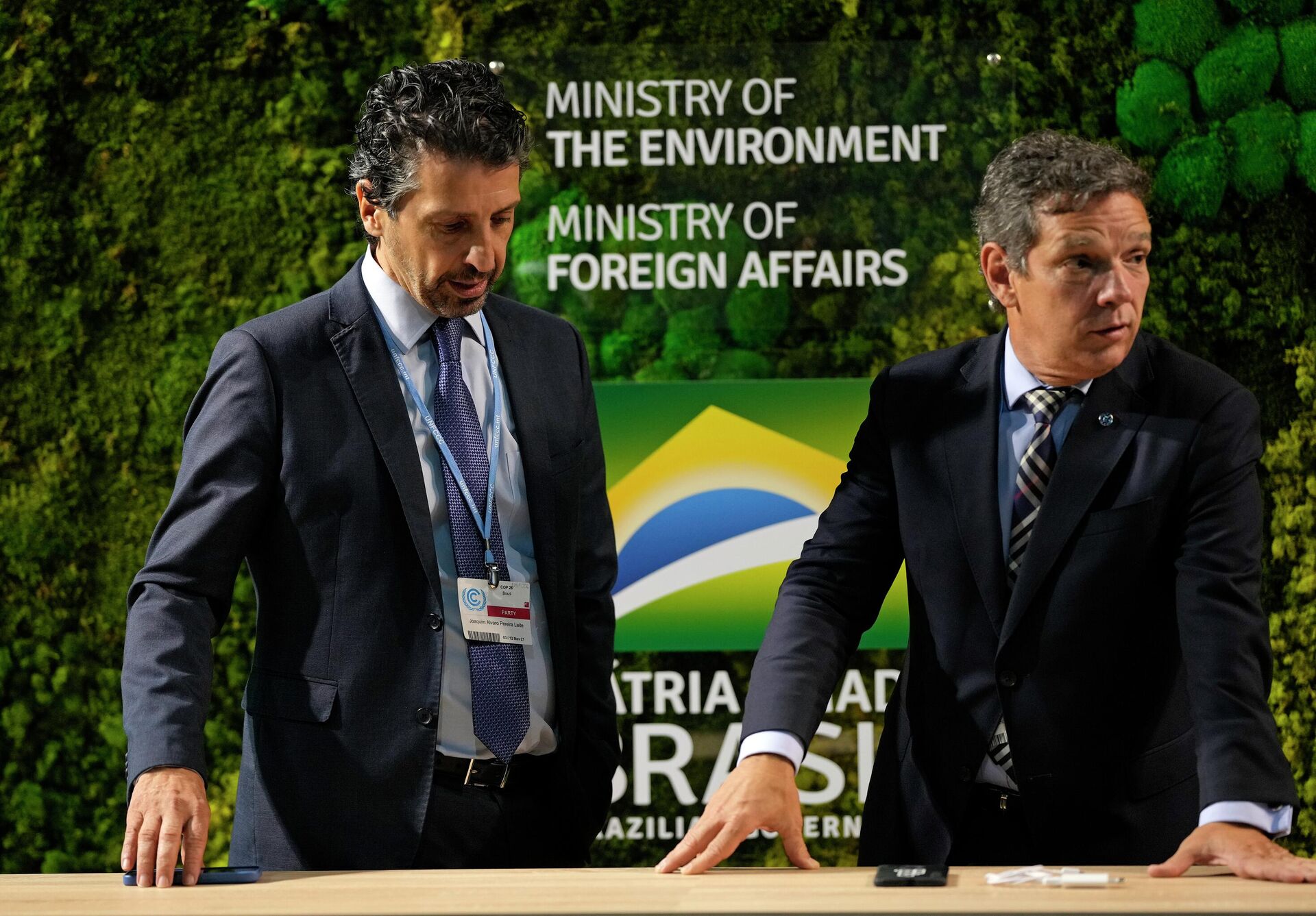 Joaquim Alvaro Pereira Leite, ministro do Meio Ambiente do Brasil (à esquerda), e Caio Paes de Andrade, secretário do Ministério da Economia do Brasil, durante reunião na Conferência das Nações Unidas sobre Mudança Climática de 2021 (COP26), em Glasgow, na Escócia, em 11 de novembro de 2021 - Sputnik Brasil, 1920, 03.11.2022