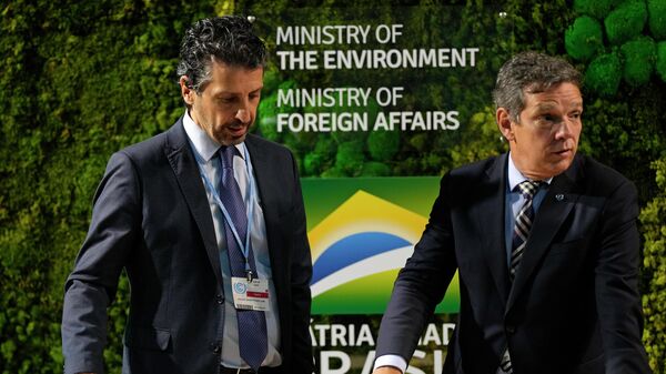 Joaquim Alvaro Pereira Leite, ministro do Meio Ambiente do Brasil (à esquerda), e Caio Paes de Andrade, secretário do Ministério da Economia do Brasil, durante reunião na Conferência das Nações Unidas sobre Mudança Climática de 2021 (COP26), em Glasgow, na Escócia, em 11 de novembro de 2021 - Sputnik Brasil