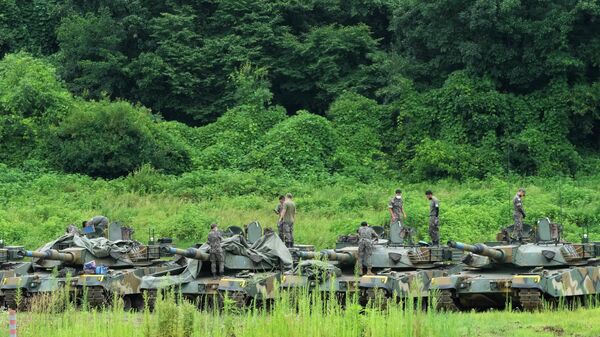 Soldados do exército sul-coreano trabalham em tanques K2 em preparação para um exercício em um campo de treinamento em Paju, Coreia do Sul, perto da fronteira com a Coreia do Norte, 2 de agosto de 2021 - Sputnik Brasil