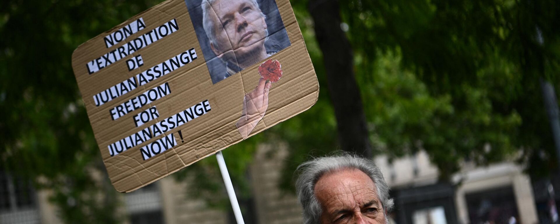 Apoiador segura cartaz protestando a extradição aos EUA de Julian Assange, denunciante do Wikileaks, Praça da República, Paris, França, 3 de julho de 2022 - Sputnik Brasil, 1920, 27.08.2022