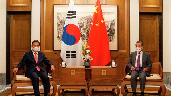 O ministro das Relações Exteriores da Coréia do Sul Park Jin, à esquerda, conversa com seu colega chinês Wang Yi durante sua reunião em Qingdao, China, 9 de agosto de 2022 - Sputnik Brasil