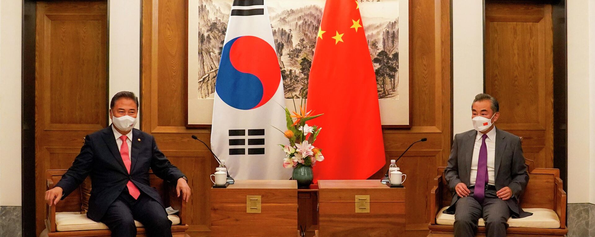 O ministro das Relações Exteriores da Coréia do Sul Park Jin, à esquerda, conversa com seu colega chinês Wang Yi durante sua reunião em Qingdao, China, 9 de agosto de 2022 - Sputnik Brasil, 1920, 27.05.2023