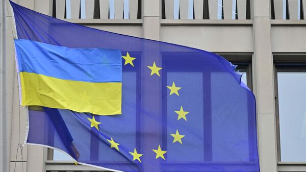 Bandeira ucraniana junto com a bandeira da União Europeia em frente à representação da UE em Berlim, Alemanha, 5 de abril de 2022 - Sputnik Brasil