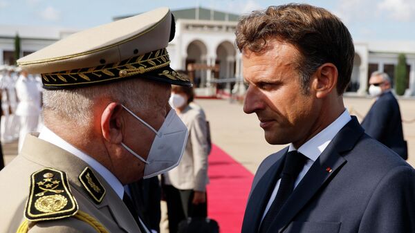 Presidente francês Emmanuel Macron durante um encontro com o chefe do Estado-Maior argelino, general Said Chengriha, no aeroporto de Argel, 27 de agosto de 2022 - Sputnik Brasil