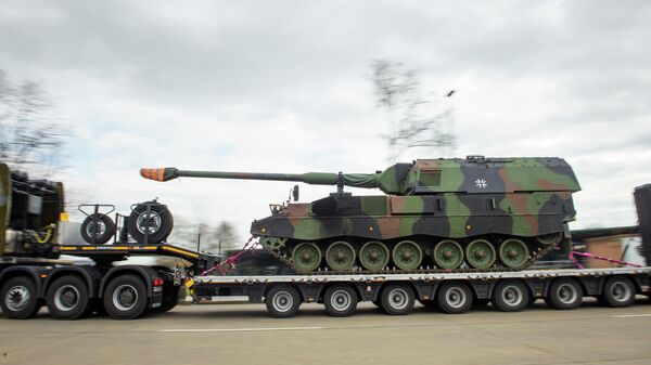 Tanques equipados com obuses (Panzerhaubitze 2000) das Forças Armadas alemãs Bundeswehr são carregados em transportadores pesados no quartel de Hindenburg, em Munster, 14 de fevereiro de 2022 - Sputnik Brasil