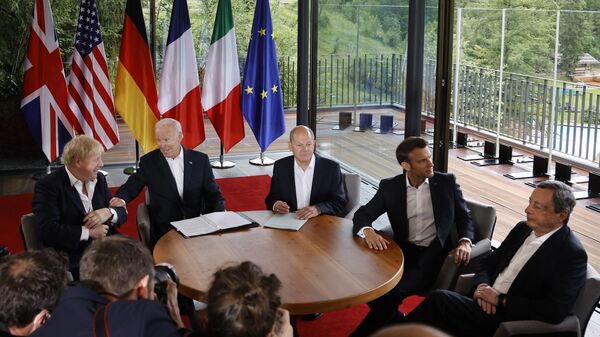 Da esquerda à direita em frente de uma mesa, no último dia da cúpula do G7, Boris Johnson, primeiro-ministro do Reino Unido, Joe Biden, presidente dos EUA, Olaf Scholz, chanceler da Alemanha, Emmanuel Macron, presidente da França, e Mario Draghi, primeiro-ministro de Itália, no Castelo Elmau, Alemanha, 28 de junho de 2022 - Sputnik Brasil