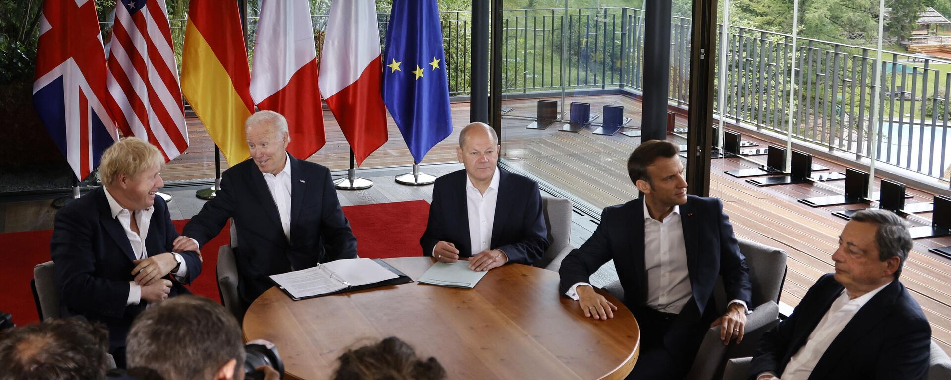 Da esquerda à direita em uma mesa, no último dia da cúpula do G7: Boris Johnson, primeiro-ministro do Reino Unido; Joe Biden, presidente dos EUA; Olaf Scholz, chanceler da Alemanha; Emmanuel Macron, presidente da França; e Mario Draghi, primeiro-ministro de Itália, no Castelo Elmau, na Alemanha, em 28 de junho de 2022 (foto de arquivo) - Sputnik Brasil, 1920, 31.08.2022