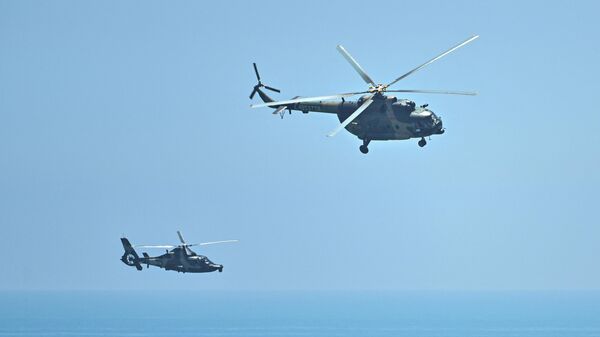 Helicópteros militares chineses sobrevoam a ilha de Pingtan, um dos pontos mais próximos da China continental de Taiwan, na província de Fujian, 4 de agosto de 2022 - Sputnik Brasil