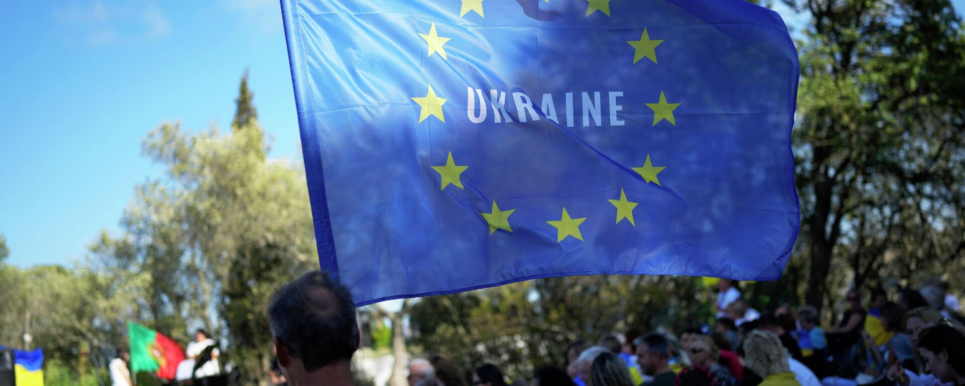 Homem segurando bandeira da União Europeia com inscrição de Ucrânia em ação comemorativa de seu Dia de Independência em Lisboa, Portugal, 24 de agosto de 2022 - Sputnik Brasil, 1920, 25.10.2022