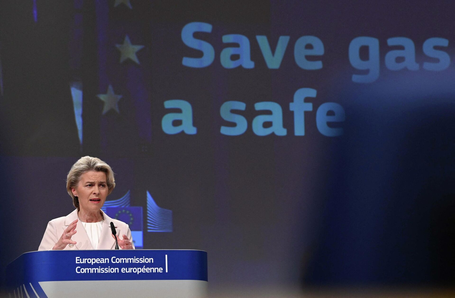 A presidente da Comissão Europeia, Ursula von der Leyen, fala após a reunião sobre o pacote Economize gás para um inverno seguro na sede da União Europeia (UE) em Bruxelas, 20 de julho de 2022 - Sputnik Brasil, 1920, 08.09.2022