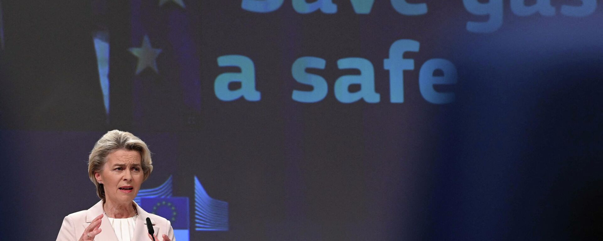 A presidente da Comissão Europeia, Ursula von der Leyen, fala após a reunião sobre o pacote Economize gás para um inverno seguro na sede da União Europeia (UE) em Bruxelas, 20 de julho de 2022 - Sputnik Brasil, 1920, 29.08.2022