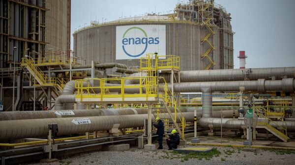 Operadores trabalham na planta de regaseificação Enagss, a maior planta de gás natural liquefeito (GNL) da Europa, em Barcelona, Espanha, 29 de março de 2022 - Sputnik Brasil