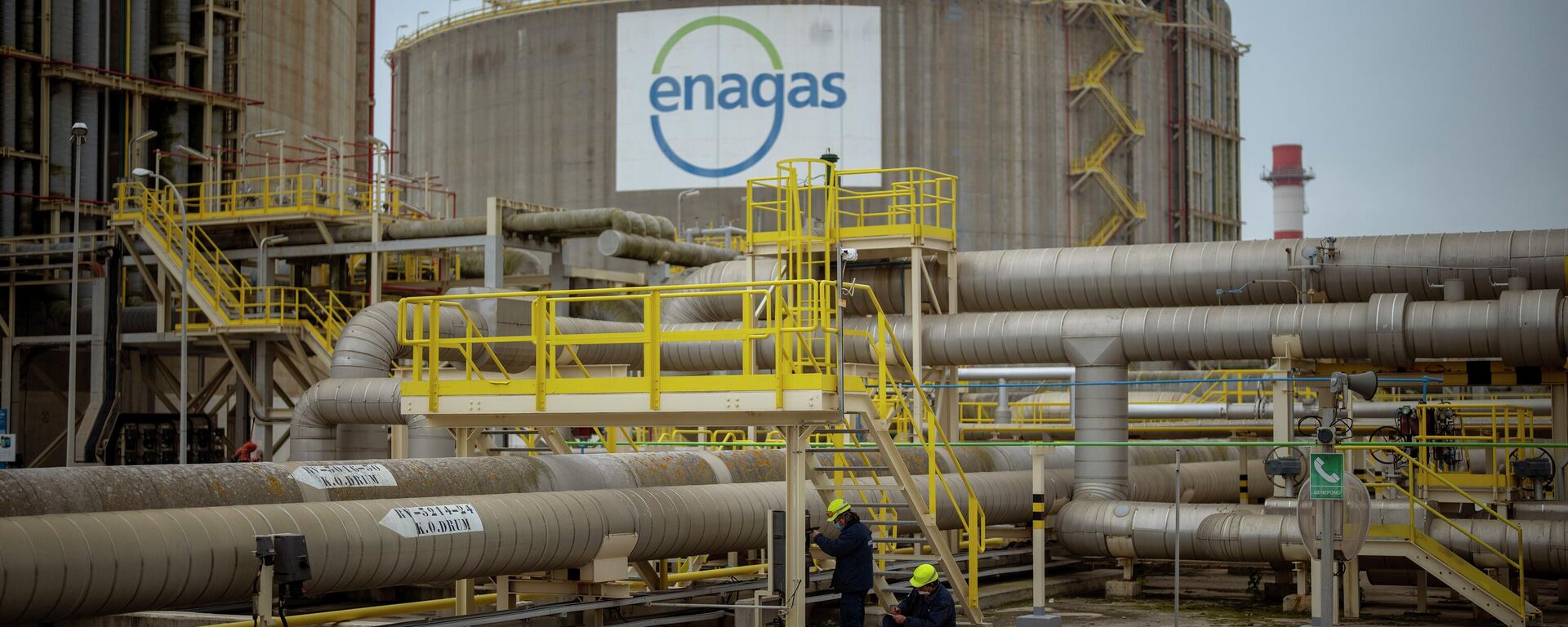 Operadores trabalham na planta de regaseificação Enagss, a maior planta de gás natural liquefeito (GNL) da Europa, em Barcelona, Espanha, 29 de março de 2022 - Sputnik Brasil, 1920, 30.08.2023