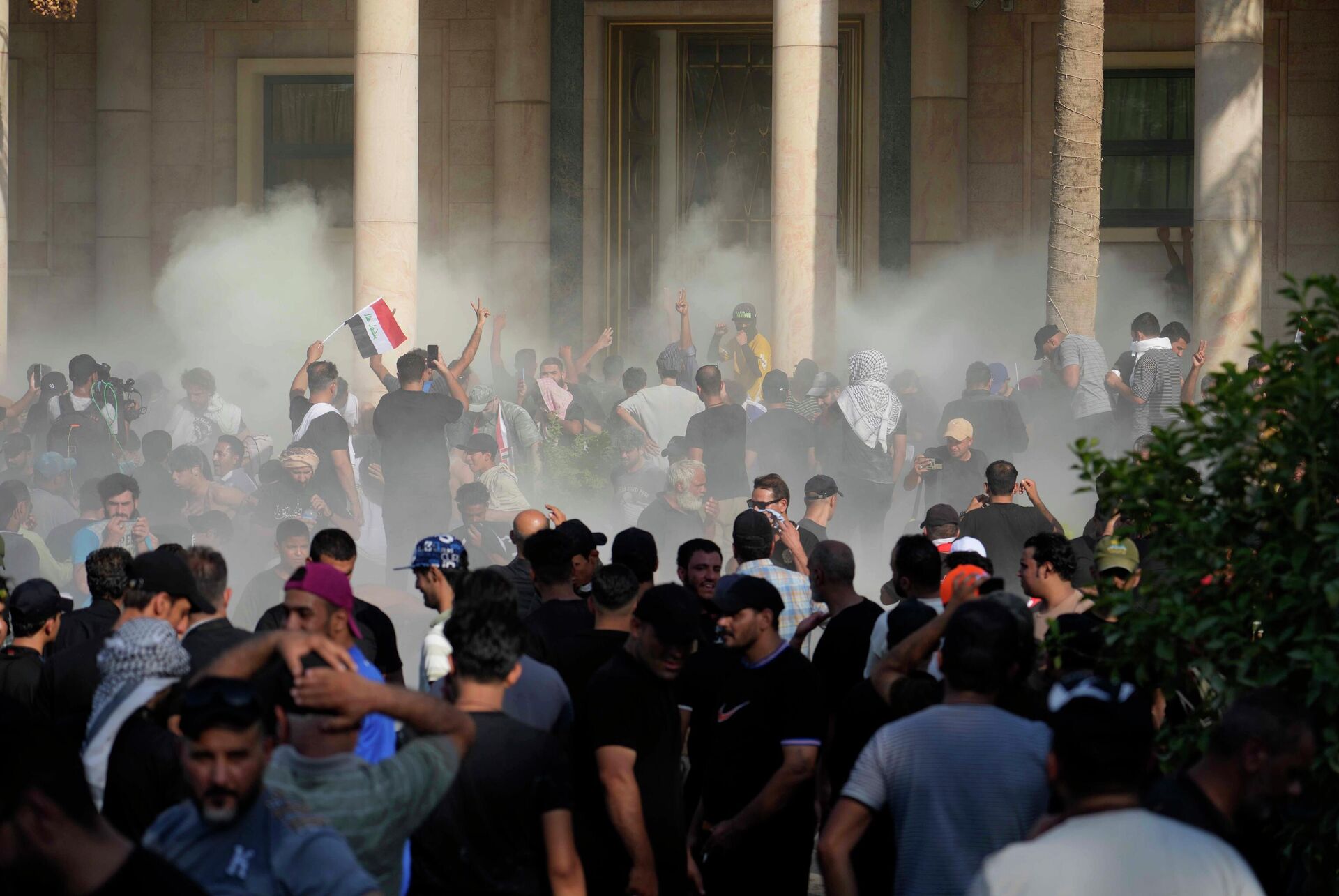 Forças de segurança do Iraque lançam gás lacrimogêneo contra apoiadores do clérigo xiita Muqtada Sadr dentro do palácio do governo, em Bagdá, no Iraque - Sputnik Brasil, 1920, 29.08.2022