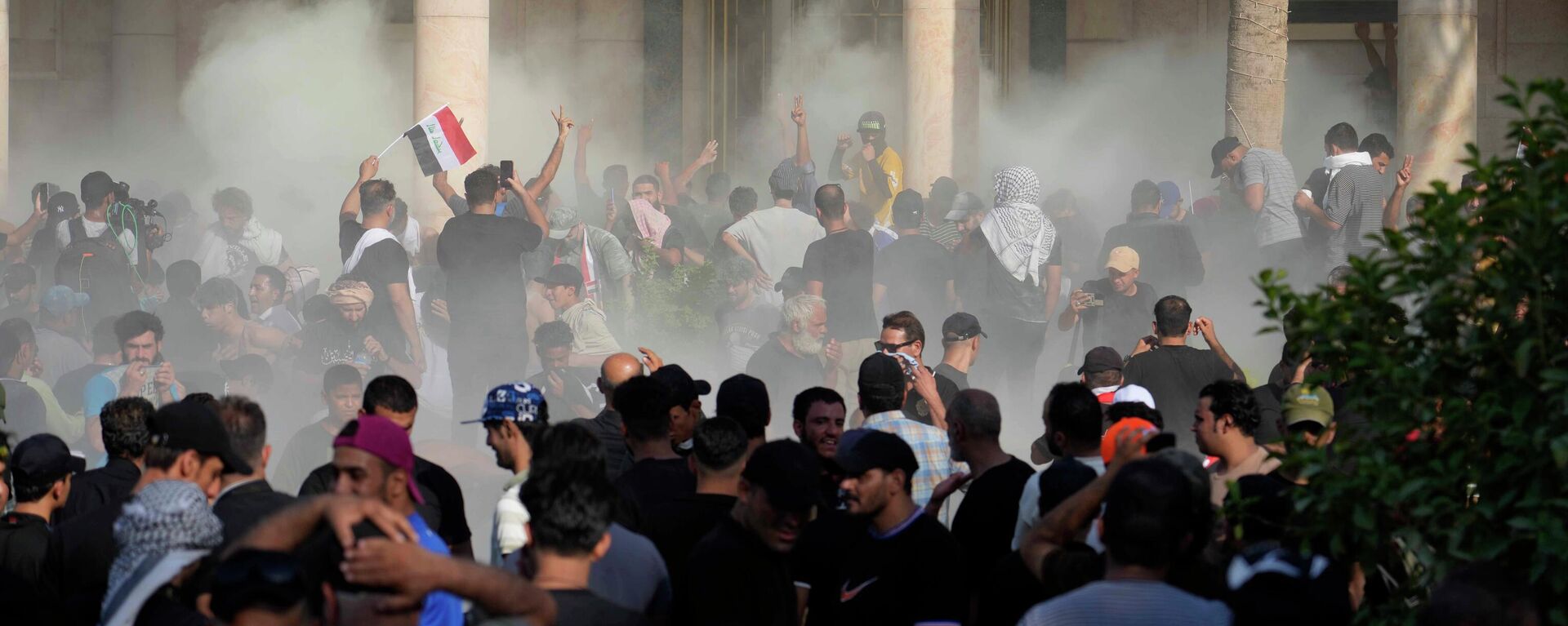Forças de segurança do Iraque lançam gás lacrimogêneo contra apoiadores do clérigo xiita Muqtada Sadr dentro do palácio do governo, em Bagdá, no Iraque - Sputnik Brasil, 1920, 29.08.2022