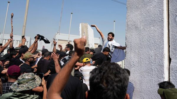 Apoiadores do clérigo xiita Muqtada Sadr tentam remover barreiras de concreto na área da Zona Verde de Bagdá, no Iraque, em 29 de agosto de 2022 - Sputnik Brasil