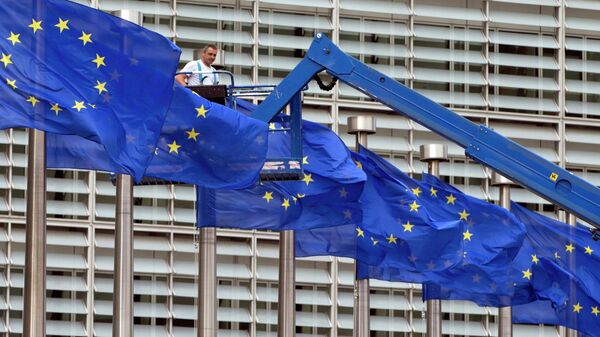 Nesta foto, um trabalhador em um elevador ajusta as bandeiras da União Europeia (UE) em frente à sede, em Bruxelas, 23 de junho de 2016 - Sputnik Brasil