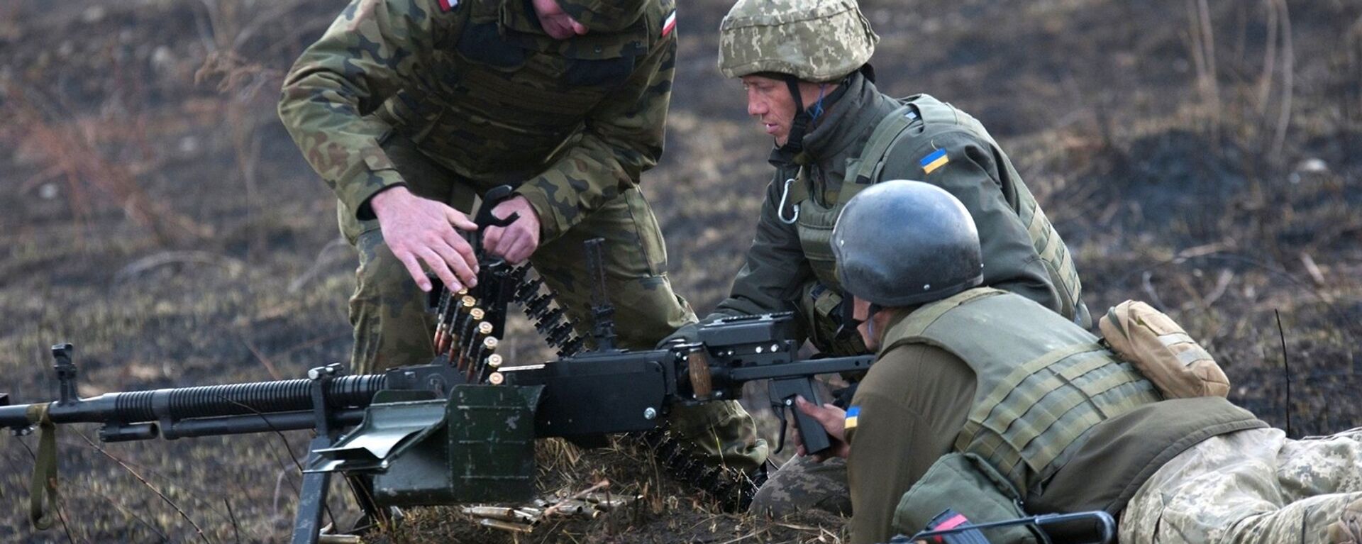 Tropas ucranianas sendo treinadas para manusear sua metralhadora pesada por um instrutor polonês, março de 2017 - Sputnik Brasil, 1920, 19.02.2024