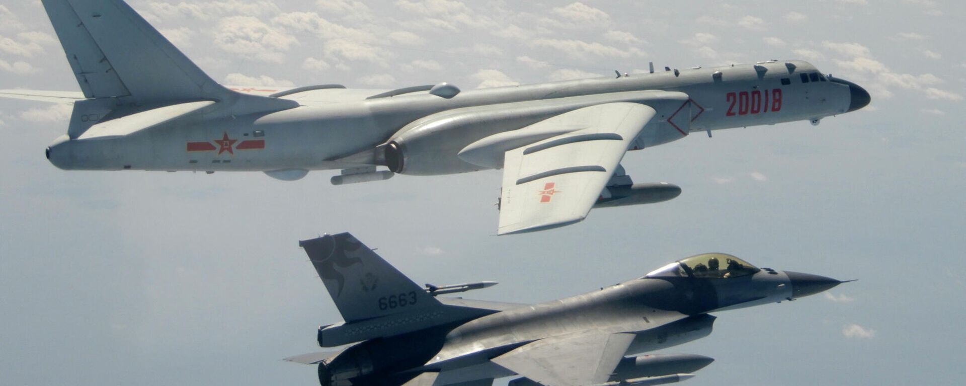 Nesta foto divulgada pelo Ministério da Defesa Nacional da República da China um caça F-16 da Força Aérea de Taiwan em primeiro plano voa no flanco de um bombardeiro H-6 da Força Aérea do Exército de Libertação do Povo Chinês (ELP) ao passar perto de Taiwan, 10 de fevereiro de 2020 - Sputnik Brasil, 1920, 30.08.2022