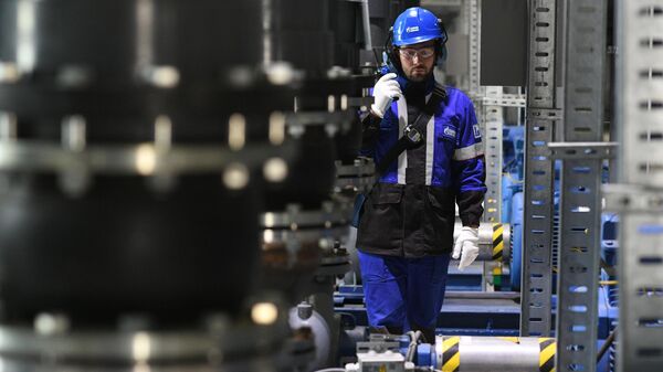 Trabalhador na seção de filtragem a carvão da sede da Gazprom em Moscou, na Rússia, em 22 de julho de 2022 - Sputnik Brasil