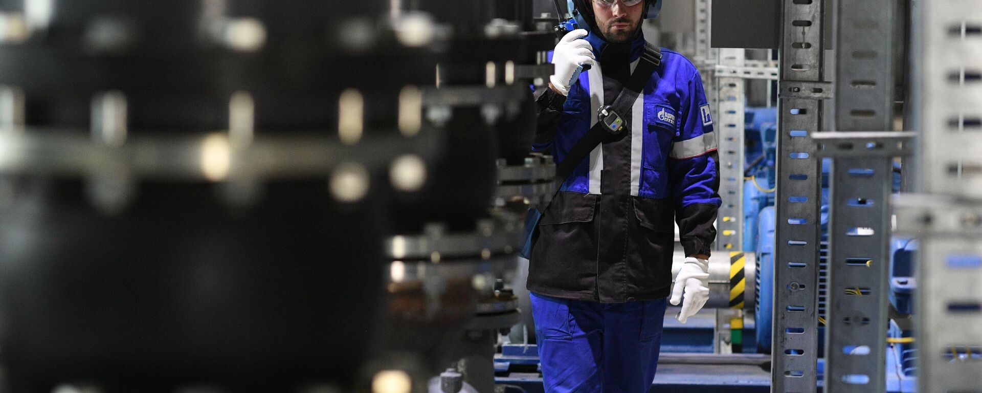 Trabalhador na seção de filtragem a carvão da sede da Gazprom em Moscou, na Rússia, em 22 de julho de 2022 - Sputnik Brasil, 1920, 30.08.2022