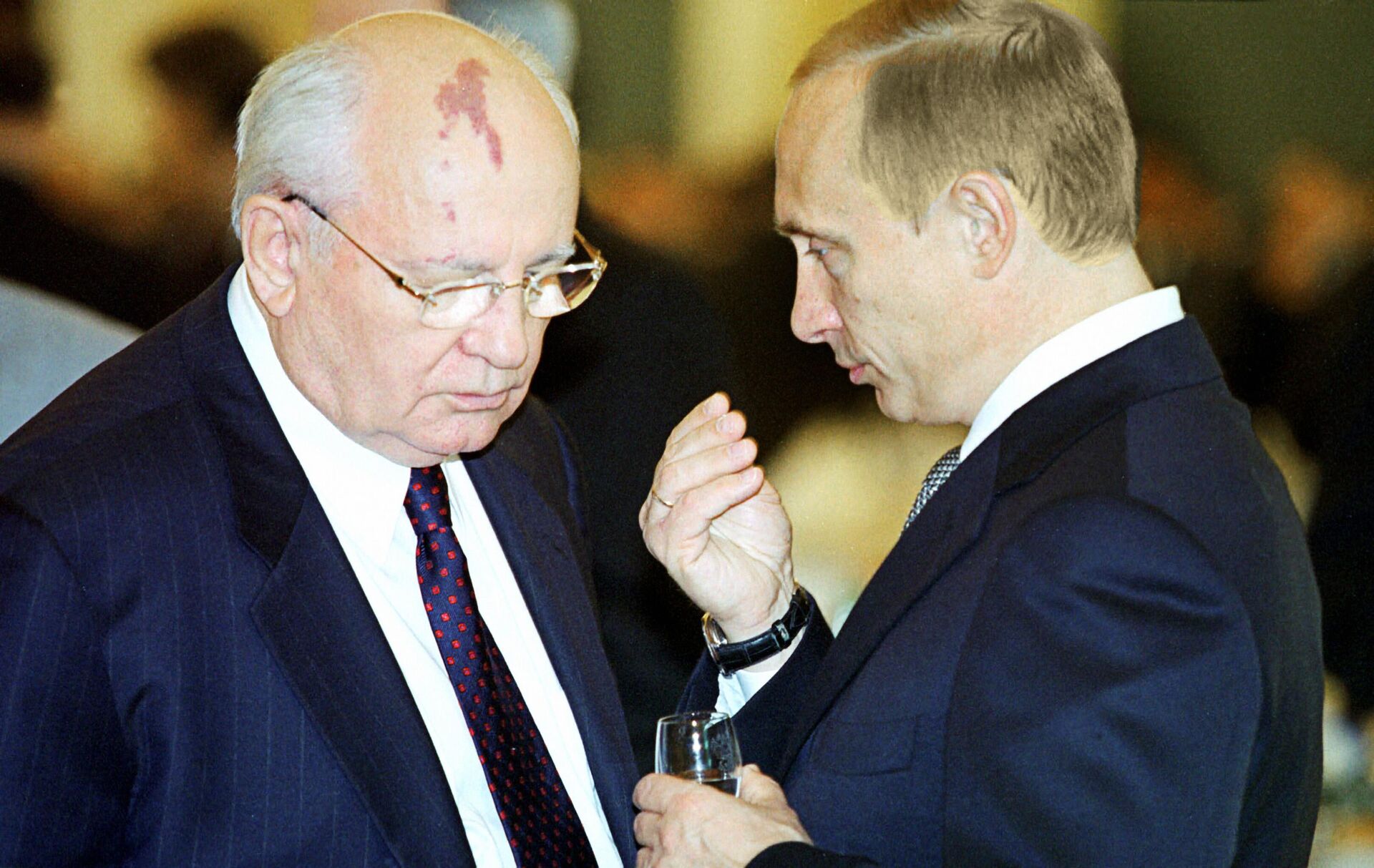 O presidente russo, Vladimir Putin, e o ex-presidente da União das Repúblicas Socialistas Soviéticas (URSS), Mikhail Gorbachev, durante um encontro no Kremlin, em 11 de de junho de 2002 - Sputnik Brasil, 1920, 31.08.2022
