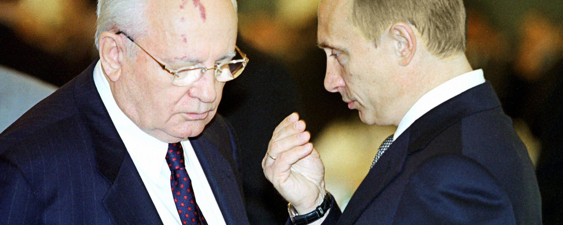 O presidente russo, Vladimir Putin, e o ex-presidente da União das Repúblicas Socialistas Soviéticas (URSS), Mikhail Gorbachev, durante um encontro no Kremlin, em 11 de de junho de 2002 - Sputnik Brasil, 1920, 30.08.2022