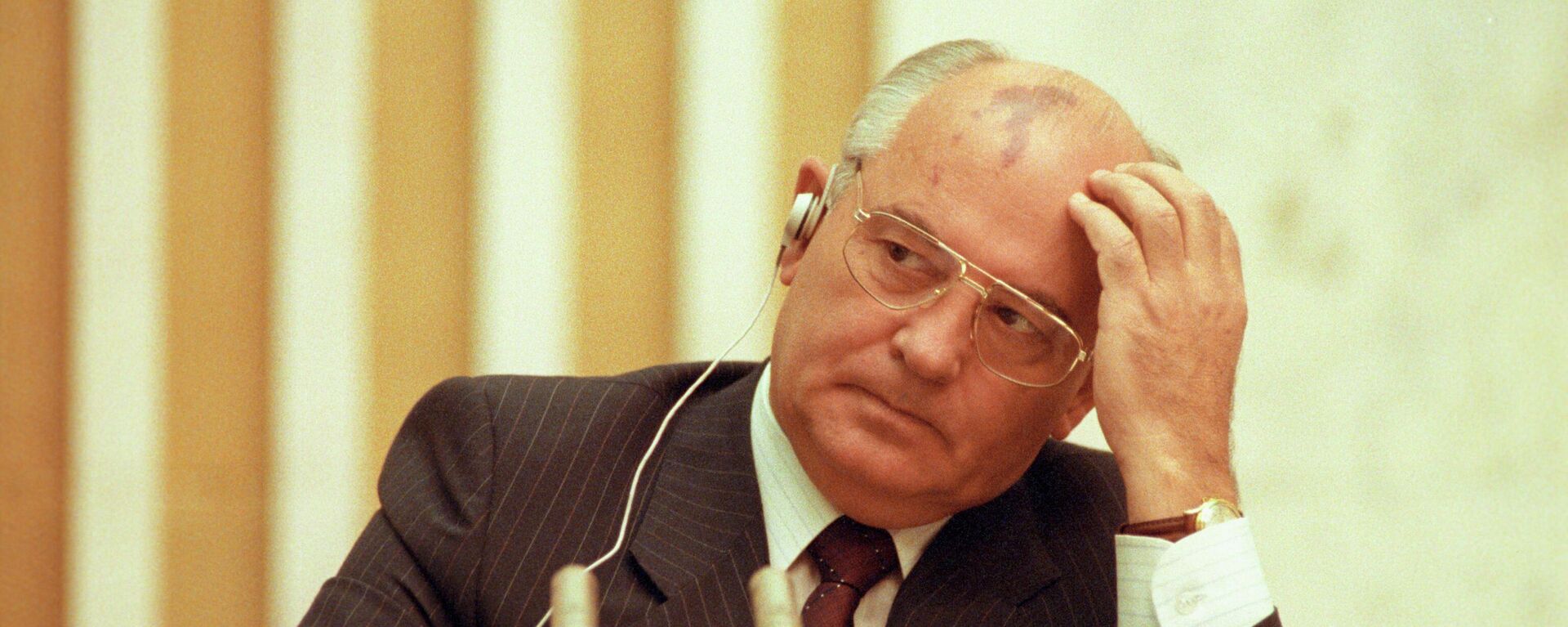 O então presidente da União das Repúblicas Socialistas Soviéticas (URSS), Mikhail Gorbachev, durante discussão de um projeto para estabilizar a economia, em Moscou, em 10 de setembro de 1990 (foto de arquivo) - Sputnik Brasil, 1920, 31.08.2022
