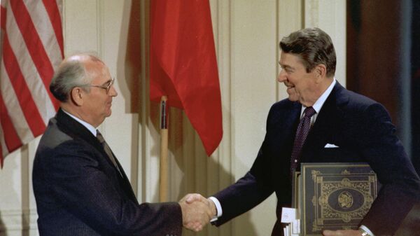 O então secretário-geral do Partido Comunista da União das Repúblicas Socialistas Soviéticas (URSS), Mikhail Gorbachev (à esquerda), cumprimenta o então presidente dos Estados Unidos, Ronald Reagan, na Casa Branca, após assinatura do Tratado de Forças Nucleares de Alcance Intermediário (INF, na sigla em inglês), em Washington, em 8 de dezembro de 1987 - Sputnik Brasil