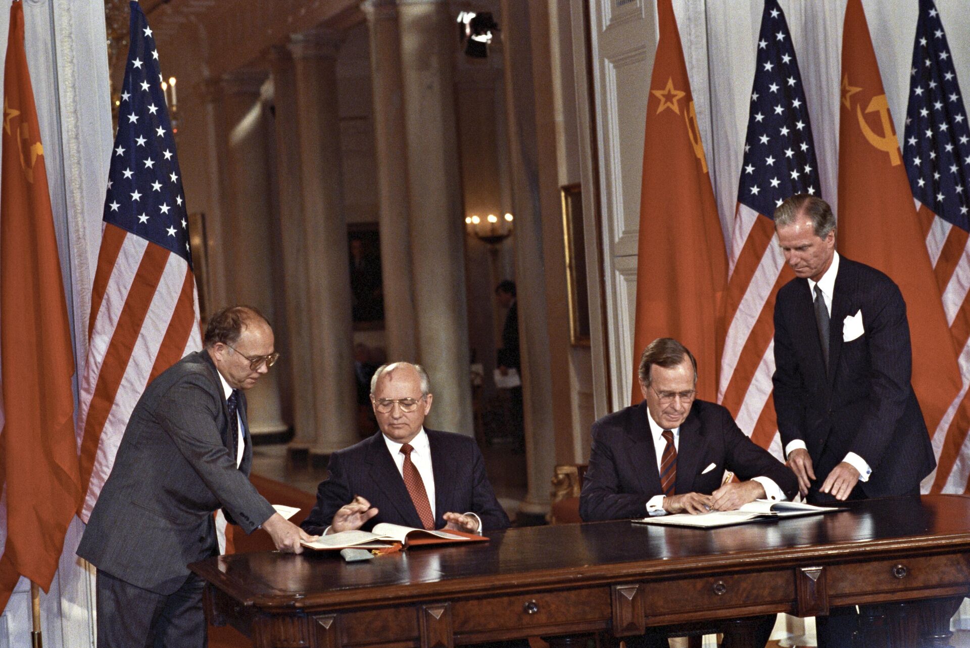 O então secretário-geral da União das Repúblicas Socialistas Soviéticas (URSS), Mikhail Gorbachev, assina, ao lado do então presidente dos Estados Unidos, George W. Bush, documentos de cooperação soviético-americanos - Sputnik Brasil, 1920, 30.08.2022