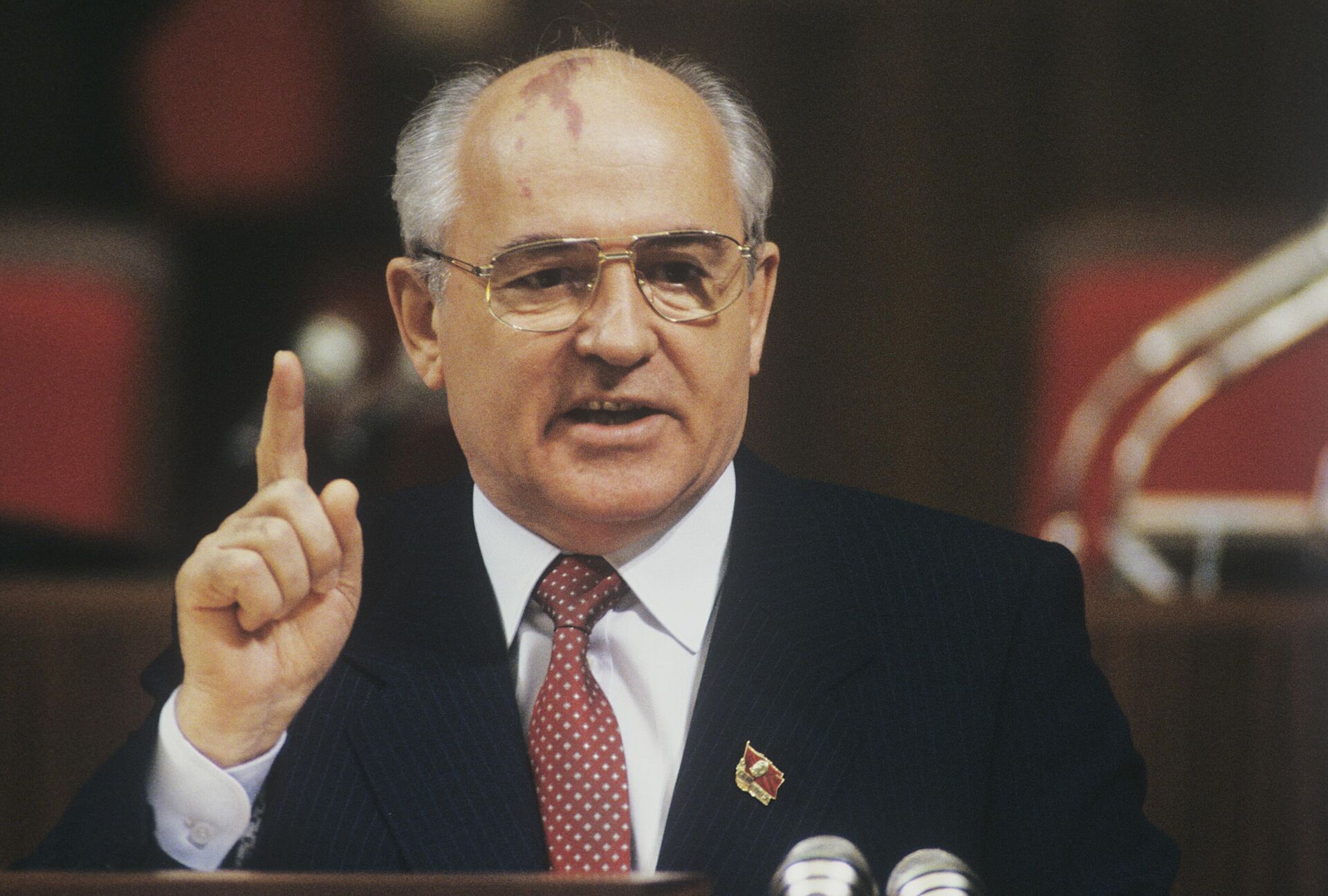 O então secretário-geral da União das Repúblicas Socialistas Soviéticas (URSS), Mikhail Gorbachev, discursa no Comitê Central do Partido Comunista da URSS durante o 28º Congresso do partido, em Moscou, em 1º de julho de 1990 - Sputnik Brasil, 1920, 01.09.2022