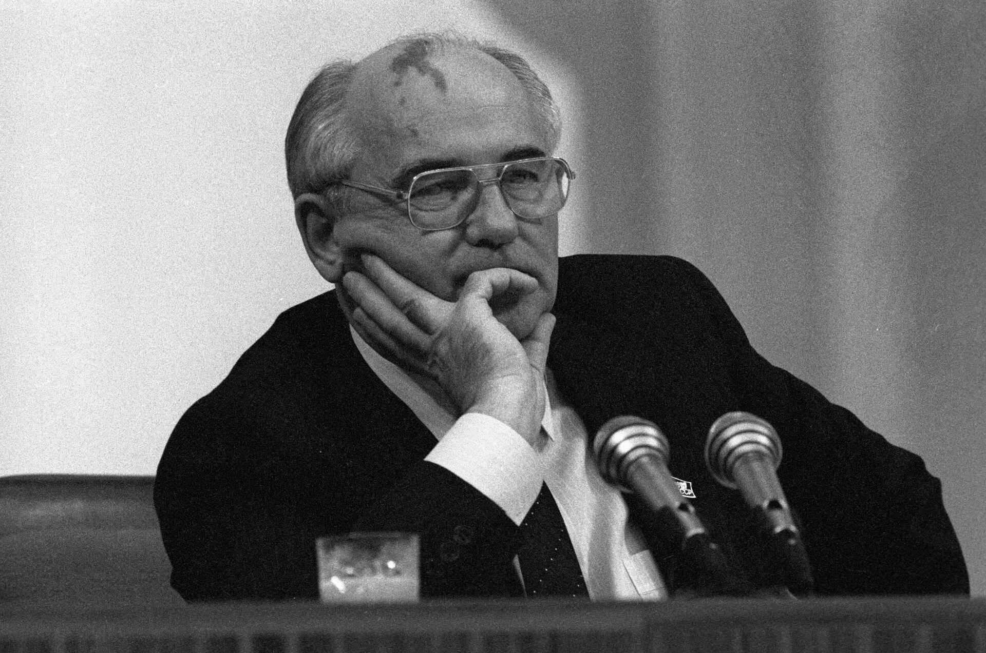 O então secretário-geral da União das Repúblicas Socialistas Soviéticas (URSS), Mikhail Gorbachev, participa do 4º Congresso Popular dos Deputados da URSS, em Moscou, 27 de dezembro de 1990 - Sputnik Brasil, 1920, 31.08.2022