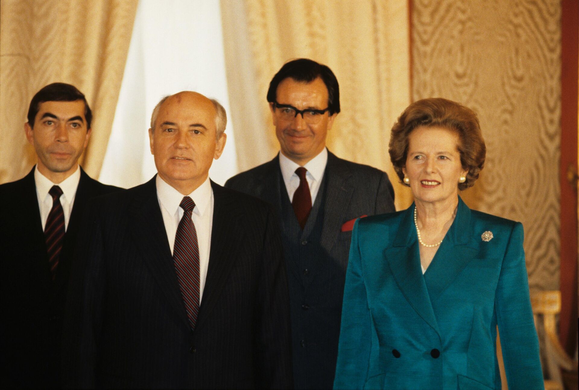 O então secretário-geral da União das Repúblicas Socialistas Soviéticas (URSS), Mikhail Gorbachev, recebe a então premiê do Reino Unido, Margaret Thatcher, em Moscou, 23 de setembro de 1989 - Sputnik Brasil, 1920, 31.08.2022