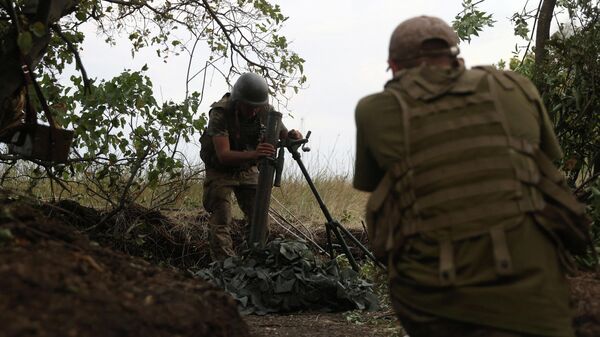 Soldados ucranianos se preparam para lançar morteiro na linha de frente, na região de Donetsk - Sputnik Brasil