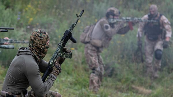 Voluntários treinam com soldados ucranianos na região de Kiev - Sputnik Brasil