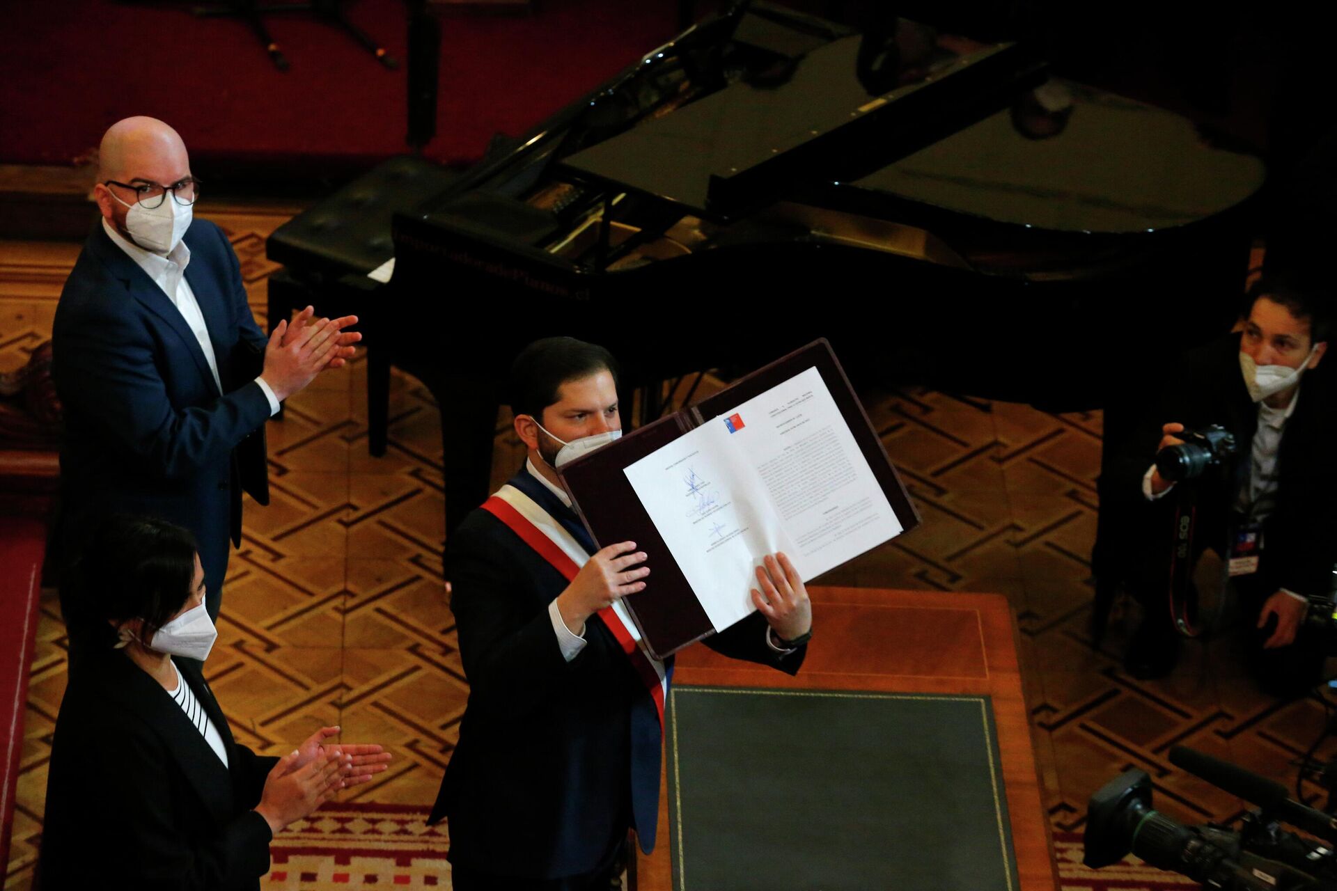 O presidente do Chile, Gabriel Boric, recebe versão final da proposta de nova Constituição, em Santiago, em 4 de julho de 2022 - Sputnik Brasil, 1920, 01.09.2022