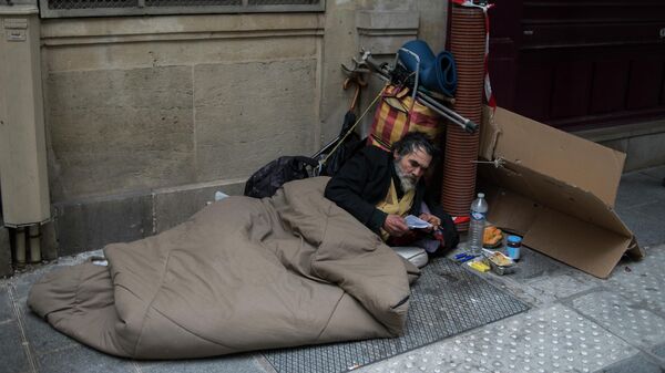 Um sem-teto de Paris dorme em uma das ruas da cidade - Sputnik Brasil