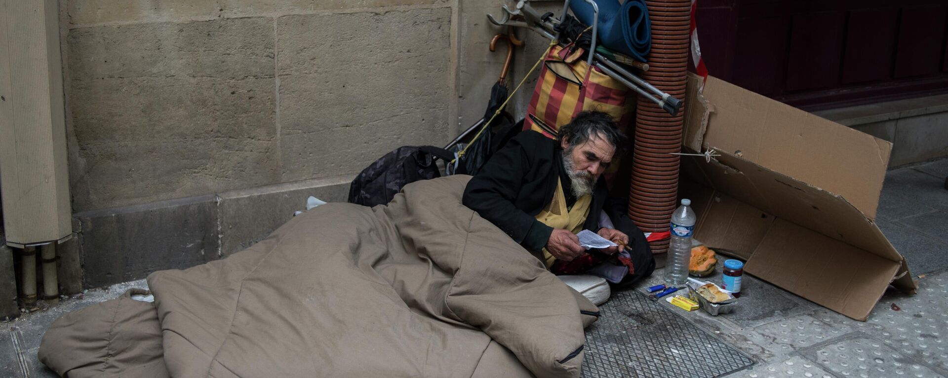 Um sem-teto de Paris dorme em uma das ruas da cidade - Sputnik Brasil, 1920, 02.09.2022