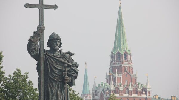 Monumento ao Vladimir I o Grande e à Torre Kutafya do Kremlin de Moscou, Rússia, foto publicada em 22 de agosto de 2022 - Sputnik Brasil