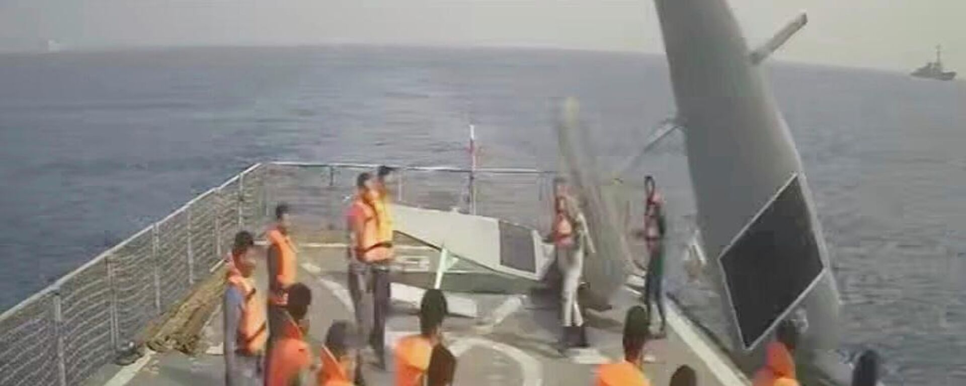 Marinheiros da Marinha iraniana descartam drone marítimo americano, no mar Vermelho, em 1º de setembro de 2022 - Sputnik Brasil, 1920, 06.09.2022
