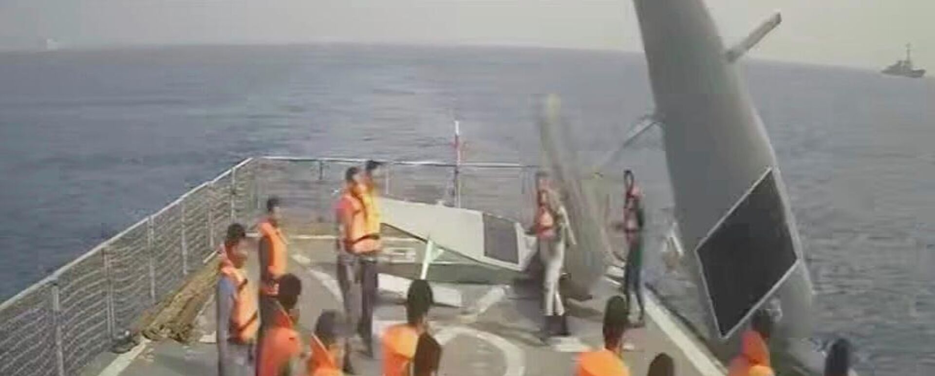 Marinheiros da Marinha iraniana descartam drone marítimo americano, no mar Vermelho, em 1º de setembro de 2022 - Sputnik Brasil, 1920, 02.09.2022