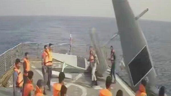 Marinheiros da Marinha iraniana descartam drone marítimo americano, no mar Vermelho, em 1º de setembro de 2022 - Sputnik Brasil