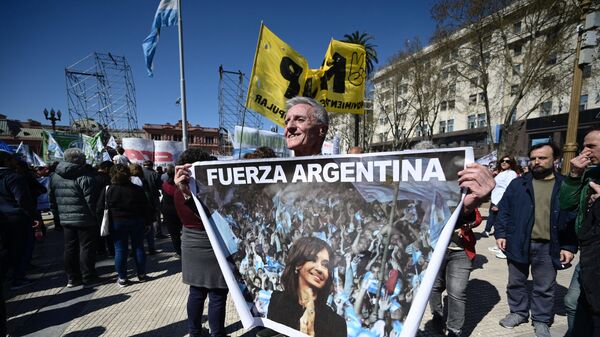 Manifestante leva cartaz em defesa da vice-presidente da Argentina, Cristina Fernández de Kirchner, em ato realizado em Buenos Aires após atentado, 2 de setembro de 2022 - Sputnik Brasil