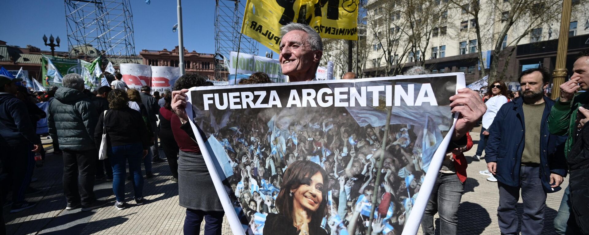 Manifestante leva cartaz em defesa da vice-presidente da Argentina, Cristina Fernández de Kirchner, em ato realizado em Buenos Aires após atentado, 2 de setembro de 2022 - Sputnik Brasil, 1920, 02.09.2022