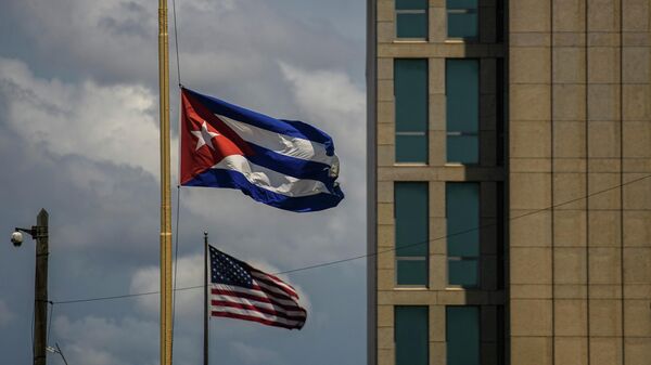 Bandeiras de Cuba e EUA fora da Embaixada dos EUA em Havana. Cuba, 17 de maio de 2022 - Sputnik Brasil