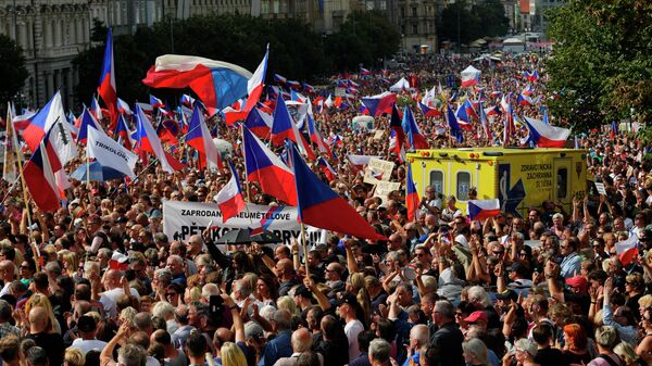 Milhares de manifestantes se reúnem para protestar contra o governo na Praça Vencesla em Praga, República Tcheca, sábado, 3 de setembro de 2022 - Sputnik Brasil