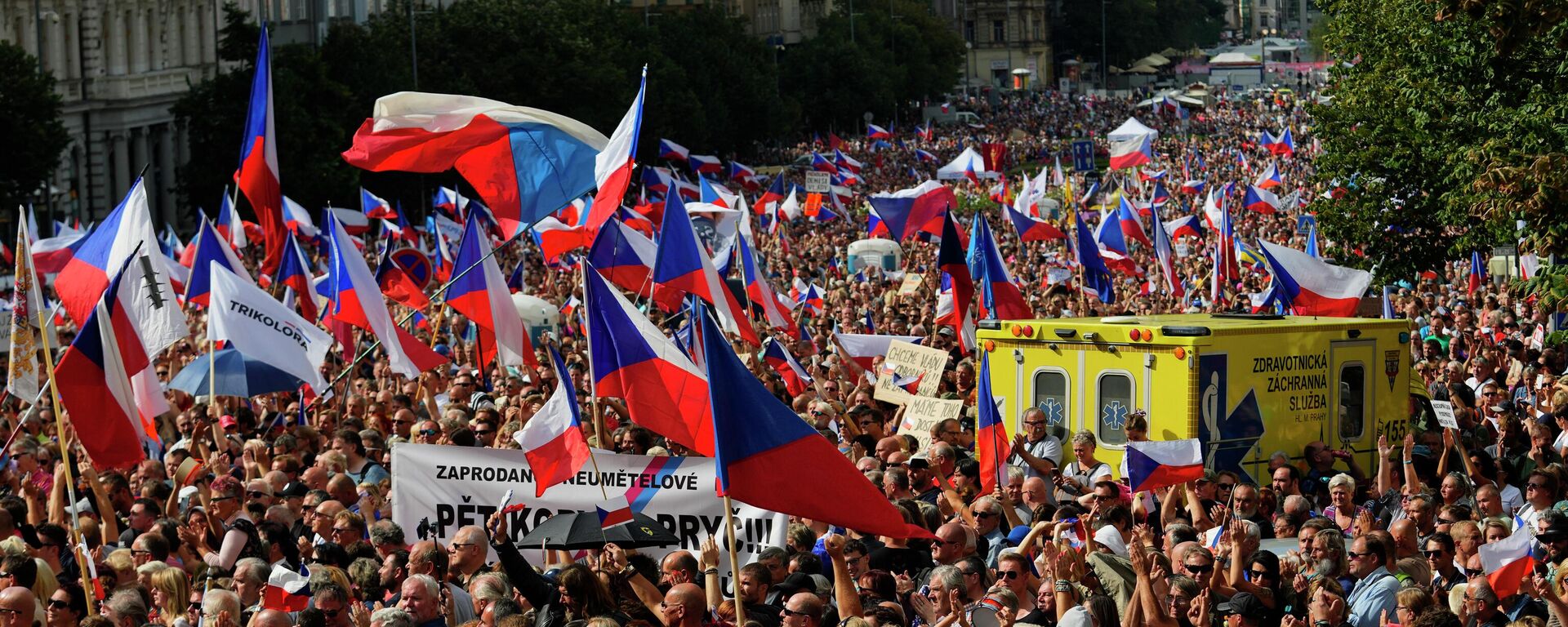 Milhares de manifestantes se reúnem para protestar contra o governo na Praça Vencesla em Praga, República Tcheca, sábado, 3 de setembro de 2022 - Sputnik Brasil, 1920, 06.10.2022