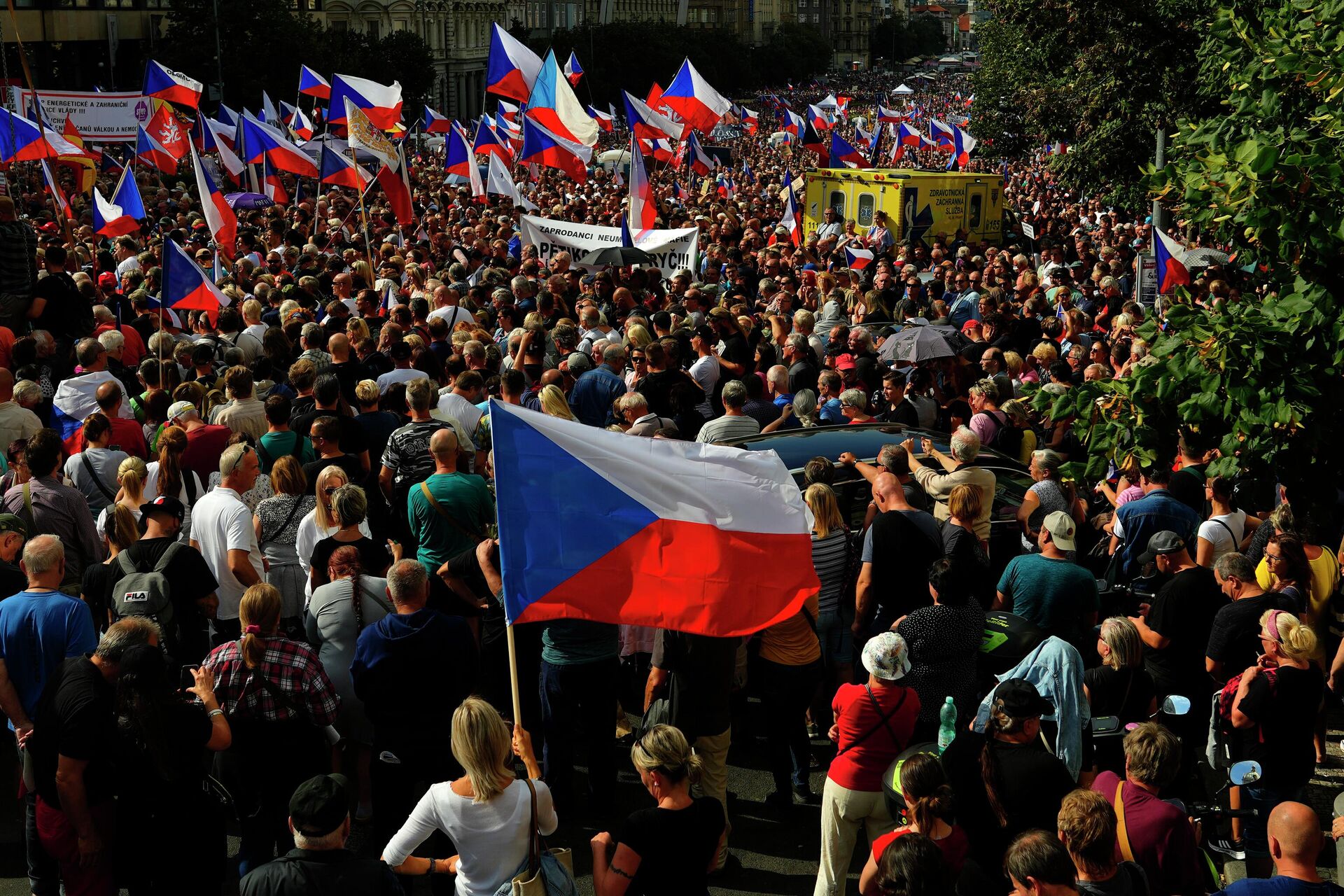 Milhares de manifestantes se reúnem para protestar contra o governo na Praça Vencesla em Praga, República Tcheca, 3 de setembro de 2022 - Sputnik Brasil, 1920, 03.09.2022
