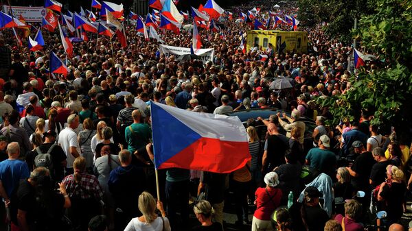Milhares de manifestantes se reúnem para protestar contra o governo na Praça Vencesla em Praga, República Tcheca, 3 de setembro de 2022 - Sputnik Brasil
